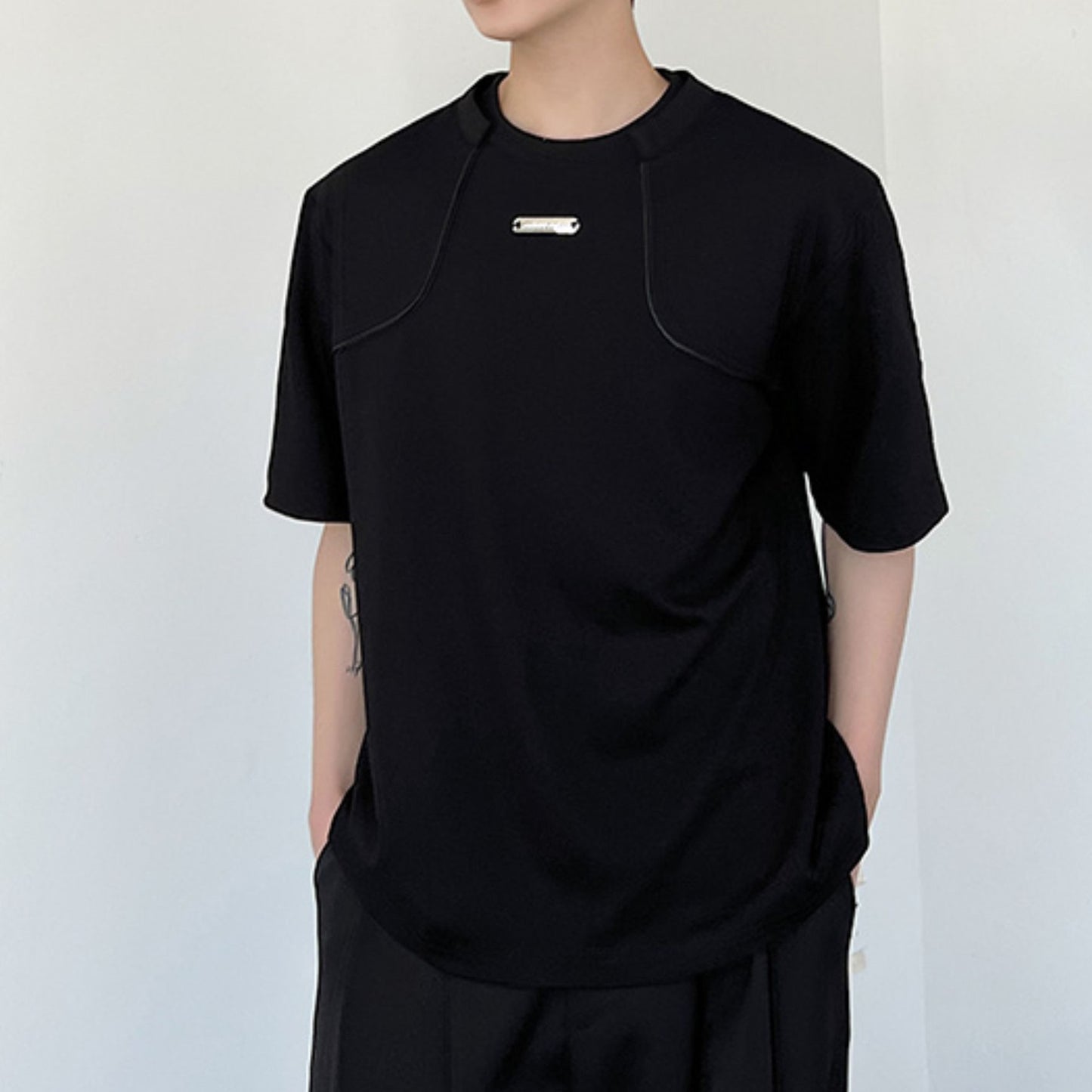 メタルプレート ハーフスリーブ ラウンドネックTシャツ
