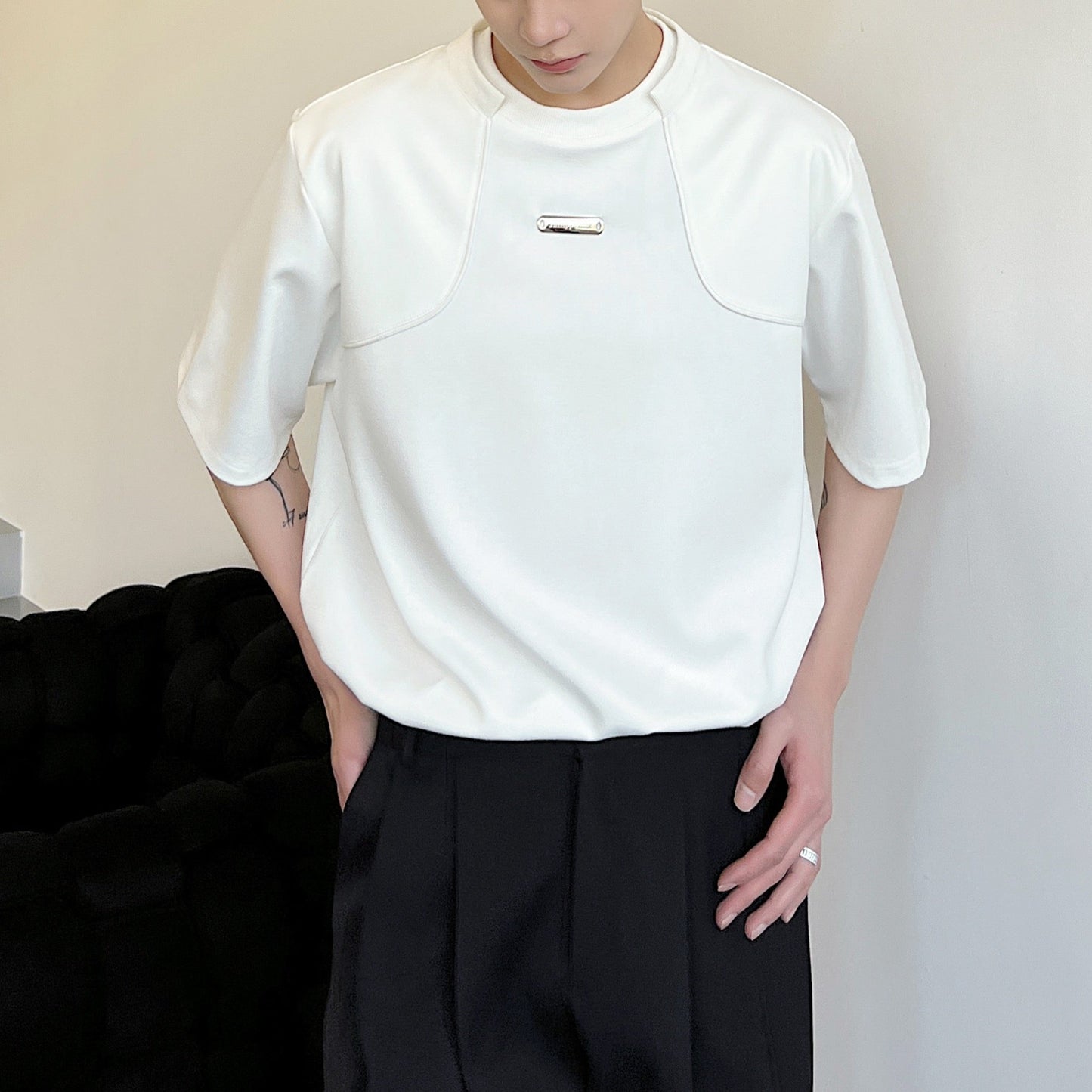 メタルプレート ハーフスリーブ ラウンドネックTシャツ
